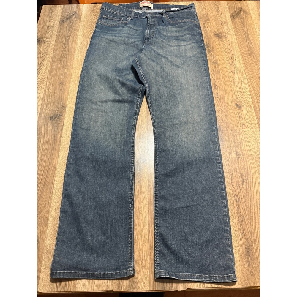 Wrangler Jeans Mens Size 36x32 Blue Jeans Denim Relaxed Boot Leg